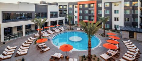 2 piscines extérieures, parasols de plage, chaises longues