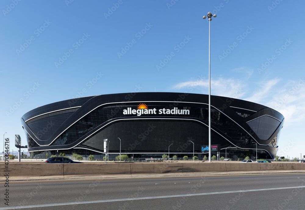 En modern arena med ett böjt tak och namnet ”Allegiant Stadium” tydligt synligt.