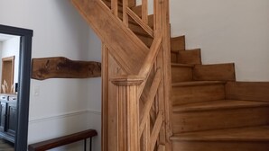 Eine Holztreppe mit Handlauf und einem Holzhandlauf auf der linken Seite.