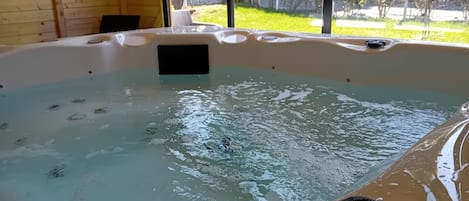 Indoor spa tub
