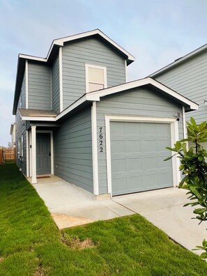 Exterior - Cozy newly built home next to Alamo Ranch and Seaworld San Antonio, TX. (San Antonio)
