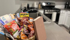 Eine Auswahl an Snacks und eine kostenlose Stadtkarte von San Antonio, Texas.