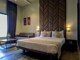 Executive Room | Desk, free WiFi, bed sheets