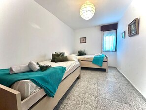 3 chambres, fer et planche Ă repasser, literie fournie