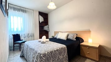 3 slaapkamers, een strijkplank/strijkijzer, beddengoed