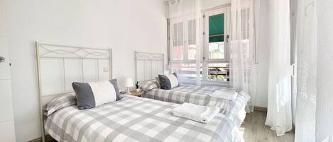 2 chambres, fer et planche à repasser, draps fournis