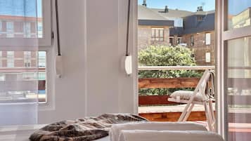 2 dormitorios, tabla de planchar con plancha, ropa de cama