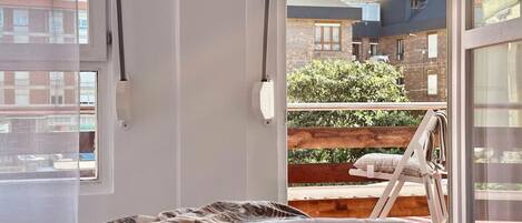 2 dormitorios, tabla de planchar con plancha, ropa de cama