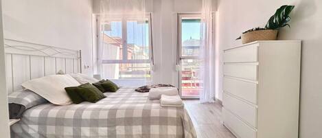 2 habitaciones, tabla de planchar con plancha y ropa de cama