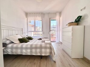 2 bedrooms, iron/ironing board, bed sheets