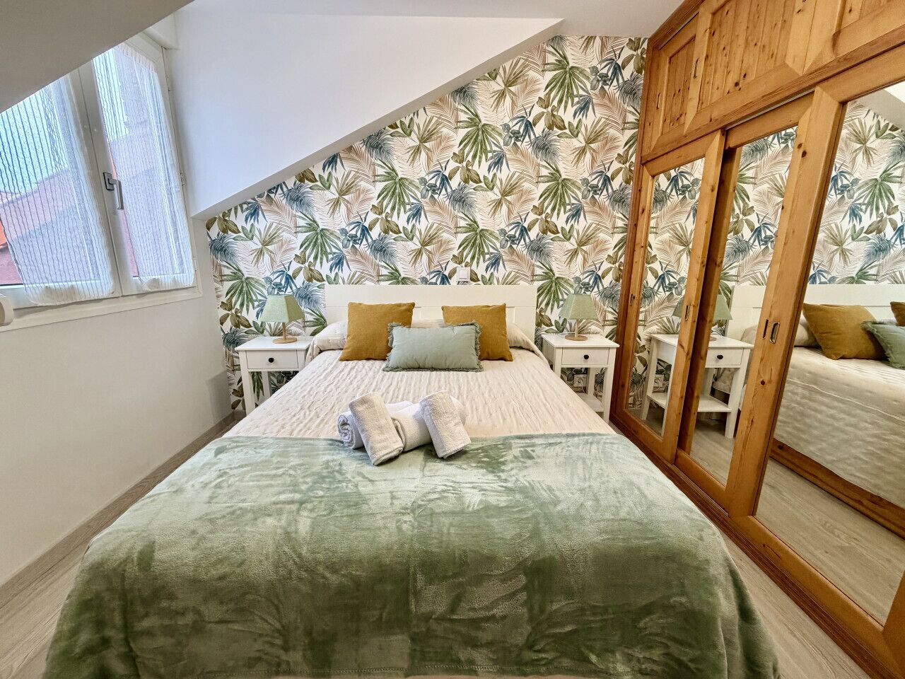 1 dormitorio, tabla de planchar con plancha, ropa de cama