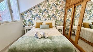 1 dormitorio, tabla de planchar con plancha, ropa de cama