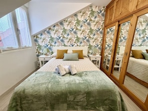 1 slaapkamer, een strijkplank/strijkijzer, beddengoed