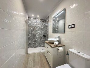 Sèche-cheveux, serviettes fournies