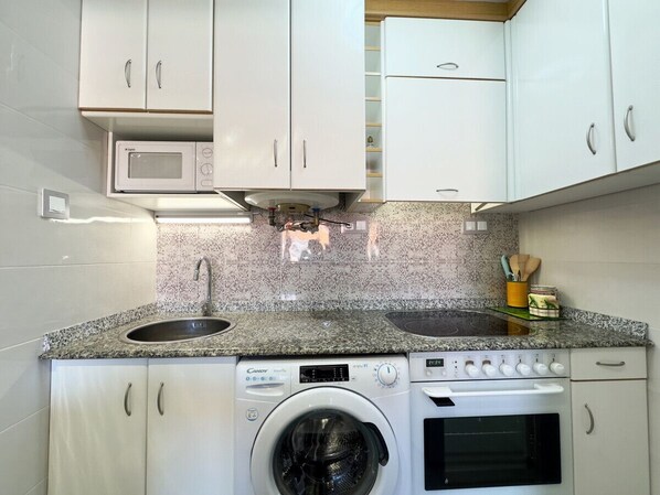 Refrigerador, microondas, cafetera/tetera, silla alta para bebés