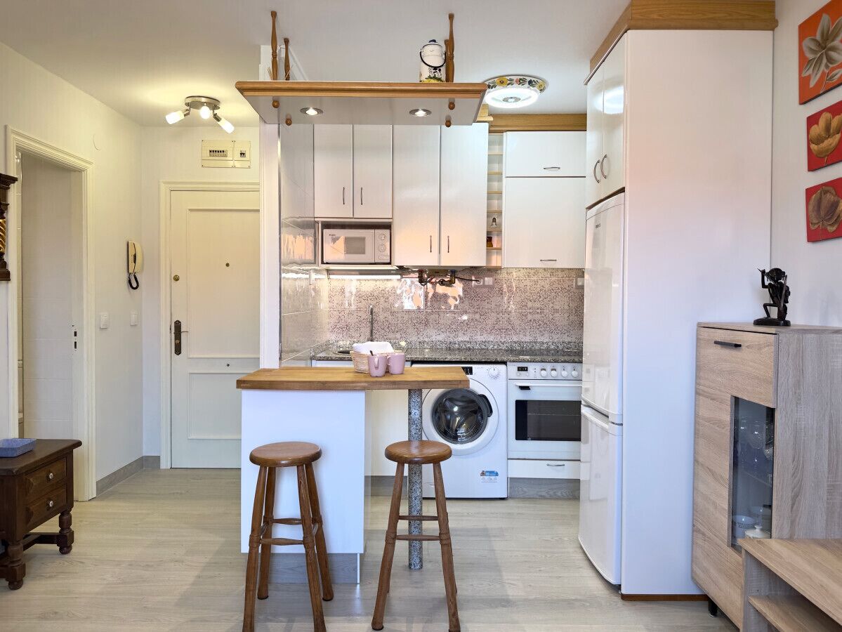 Kjøleskap, mikrobølgeovn, kaffetrakter/tekoker og høy barnestol