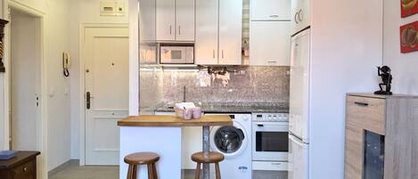 Kjøleskap, mikrobølgeovn, kaffetrakter/tekoker og høy barnestol