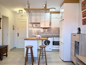 Réfrigérateur, micro-ondes, cafetière/bouilloire, chaise haute