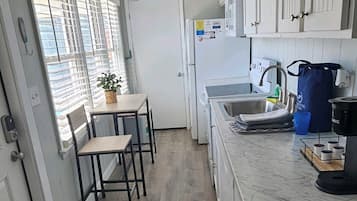 Een koelkast, een magnetron, een oven, een kookplaat