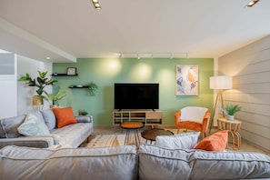 Una televisión, una oficina