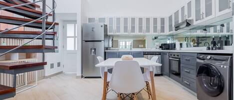 ثلاجة، ميكروويف، موقد طهي مسطح، ماكينة لصنع القهوة/الشاي