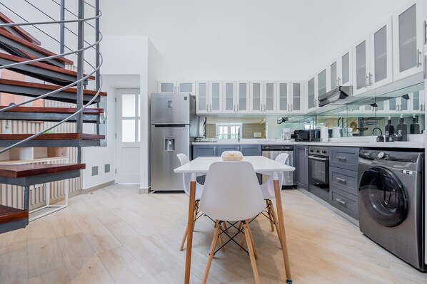 Kylskåp, mikrovågsugn, spishäll och kaffe- och tebryggare