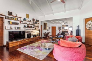 TV, offices - 3BR Villa Mémento with Infinity Pool (Temae)