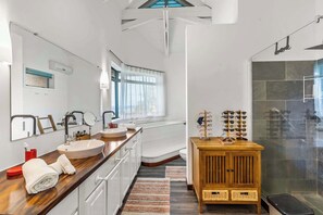 Shower, hair dryer, towels - 3BR Villa Mémento with Infinity Pool (Temae)