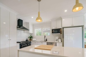 Køleskab, mikrobølgeovn, ovn, kogeplade