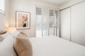 3 habitaciones, escritorio y tabla de planchar con plancha 