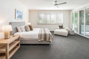 3 slaapkamers, een bureau, een strijkplank/strijkijzer, reisbedje