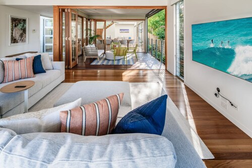 Headlands Hideaway, Moffat Beach Dog Friendly Home