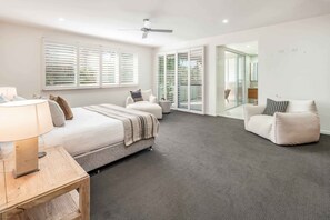 3 habitaciones, escritorio y tabla de planchar con plancha 