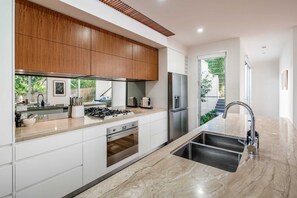 Køleskab, mikrobølgeovn, ovn, kogeplade