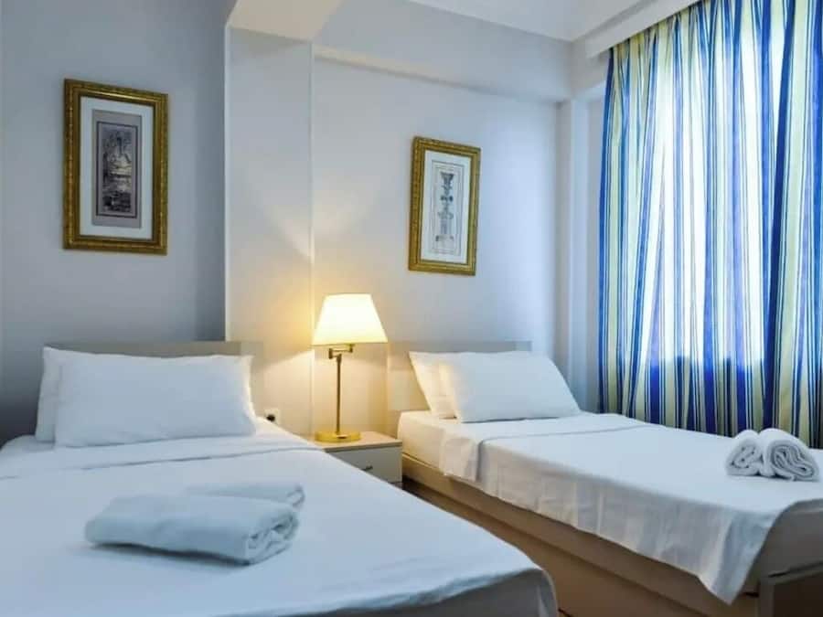 Quarto duplo urbano | Roupas de cama premium, escrivaninha, espaço de trabalho para notebook