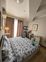 Ropa de cama de alta calidad y escritorio