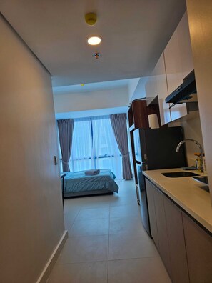 Signature Studio, 1 Queen Bed, Non Smoking, Kitchen | Private kitchenette | Fridge, electric kettle, toaster, cookware/dishes/utensils - 38 Park Avenue Condominiums (Cebu City)