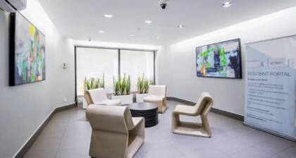 Stylish 2 Bedroom - Steps from Subway - Downtown
