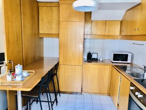 Fridge, microwave, oven, coffee/tea maker