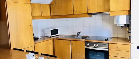 Kühlschrank, Mikrowelle, Ofen, Wasserkocher mit Kaffee-/Teezubehör