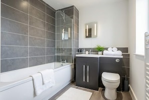 Shower, hair dryer, towels - Stylish & Comfortable City Centre Studio (Rotherham)