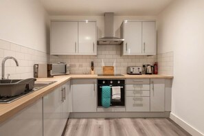 Køleskab, mikrobølgeovn, ovn, kogeplade