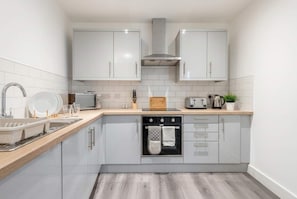 Fridge, microwave, oven, stovetop - Stylish & Comfortable City Centre Studio (Rotherham)
