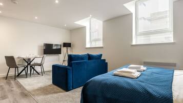 Desk, iron/ironing board, WiFi, bed sheets