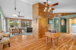 TV, fireplace, video games, DVD player - The Waters Edge Oasis at Table Rock Lake (Golden)