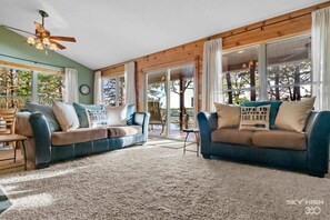 TV, fireplace, video games, DVD player - The Waters Edge Oasis at Table Rock Lake (Golden)