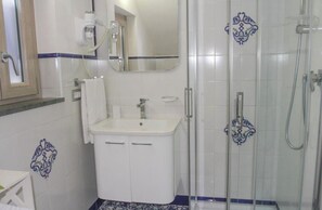 ヘアドライヤー、タオル、石鹸、トイレットペーパー