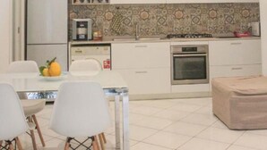 Kaffetrakter/tekoker, kjøleskap, mikrobølgeovn og ovn