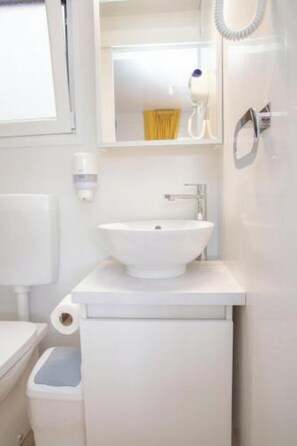 Een douche, een regendouche, een haardroger, handdoeken