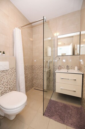 Douche, séchoir à cheveux, serviettes fournies, savon